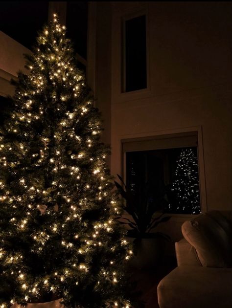 Christmas Tree Astethic Wallpaper, Merry Christmas Aesthetic, Aesthetic Christmas Tree, Christmas Dreaming, Dark Christmas, Christmas Phone Wallpaper, Cosy Christmas, Christmas Feeling, Christmas Inspo