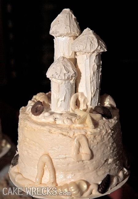 Supposed to be a sand castle cake?? Wedding Cake Fails, Cakes Gone Wrong, Tacky Wedding, Bad Cakes, Ugly Cakes, Cake Fails, Funny Wedding Cakes, Bride And Groom Silhouette, Wedding Fail