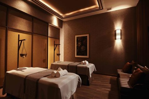 This Chiang Mai-born high-end spa offers various luxurious therapies, including Thai massages, and Ayurvedic and hydrotherapy treatments. Try the 120-minute Ayu Reflexology Room Ideas, Luxurious Spa Design, Spa Ceiling Design, Massage Office, Spa Luxury, Thai Massage Room, Thai Spa, Thai Interior Design, Spa Room Design