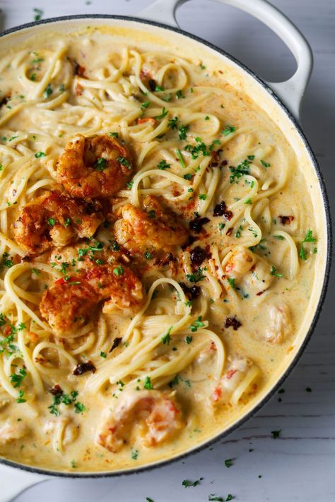 Creamy Chilli Garlic Prawn Pasta Creamy Prawn Pasta, Chilli Prawn Pasta, Garlic Prawn Pasta, Prawn Sauce, Chilli Garlic Prawns, Creamy Garlic Prawns, Prawn Spaghetti, Garlic Prawn, Chilli Pasta