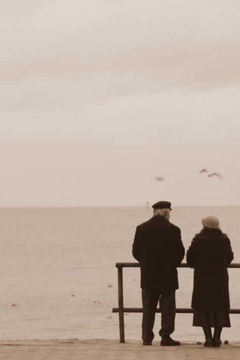 Fotografi Vintage, Growing Old Together, Old Couples, Old Love, This Is Love, Couple Aesthetic, Two People, Growing Old, Photography Inspo