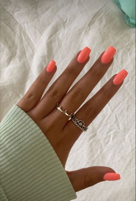 All One Color Nails, Summer Color Nails 2023, Solid Colored Acrylic Nails, Acrylic Nails Summer Colors, Acrylic Nail Designs Solid Colors, Summer Plain Color Nails, Plain Summer Nails Acrylic, Square Coral Nails, Nail Colors Plain