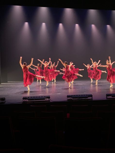 Dance Recital Pictures, Dance Show Aesthetic, Dance Performance Aesthetic, Modern Dance Aesthetic, Jazz Dance Aesthetic, Dancing On Stage, Dancing Competition, Horse Lessons, Dancer Lifestyle