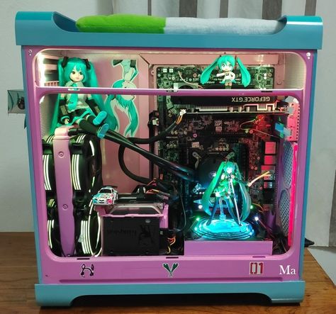 Hatsune Miku Pc Setup, Miku Gaming Setup, Hatsune Miku Gaming Setup, Mini Pc Build, Mineral Oil Pc, Pc Case Decoration, Aesthetic Pc Build, Gaming Pc Tower, Inside Pc