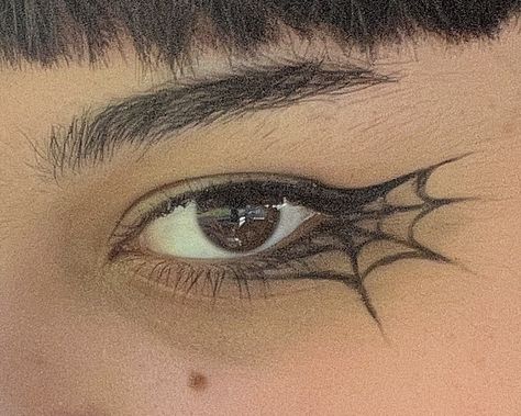 Simple Halloween Makeup Looks For Men, Eyeliner For Cat Eyes, Subtle Halloween Eyeliner, Webbed Eyeliner, Goth Eyeliner Easy, Halloween Makeup Looks Eyeliner, Halloween Makeup With Eyeliner, Black Eyeliner Looks Creative, Reverse Wing Eyeliner