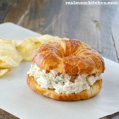 Kneaders Copycat Chicken Salad Sandwich | realmomkitchen.com Chicken Salad Sandwiches, Salad Sandwich Recipe, Chicken Salad Sandwich Recipe, Chicken Salad Ingredients, Easy Chicken Salad, Harris Teeter, Mom Kitchen, Sandwich Ideas, Sandwich Ingredients