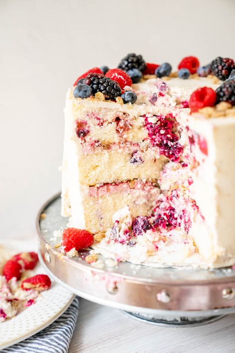 Lemon Marscapone Cake, Cake Recipes With Fruit, Triple Berry Cake, Boho Cakes, Cake Butter Cream, Berry Cake Recipe, Berry Cakes, Blackberry Lavender, Fluffy Vanilla Cake