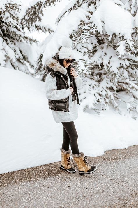 Snow Boots Outfit, Ny Winter, Trekking Outfit Women, Birthday Outfit For Teens, Trekking Outfit, Winter Birthday Outfit, Winter White Outfit, Cute Hiking Outfit, Snow Outfit