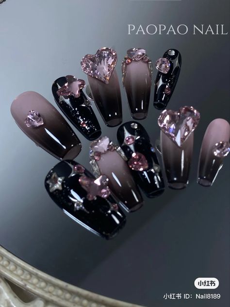 Black And Pink Jelly Nails, Black And Nails Pink, Pink And Black Nails With Charms, Xiaohongshu Nails Black, Gal Nails Ideas, Black And Pink Nails Designs, Y2k Nails Black And Pink, Pink Gothic Nails, Black Nails With Pink Design