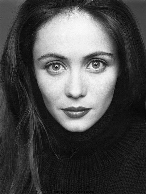 French Chic Outfits, Famous French Actresses, French Actresses, Isabelle Adjani, French Girls, French Actress, French Chic, Beauty Icons, 80s Retro