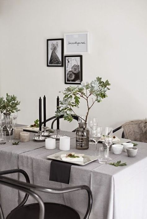 Simple Thanksgiving Table Decor, Simple Thanksgiving Table, Scandinavian Dining Room, Simple Thanksgiving, Diy Table Decor, Scandinavian Dining, Easter Table Settings, Dinner Table Setting, White Interior Design