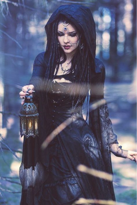 Witches Costumes For Women, Witch Photos, Costumes College, Gothic Costume, Witch Coven, Witch Costumes, Halloween Costume Idea, Halloween Photography, Dark Witch