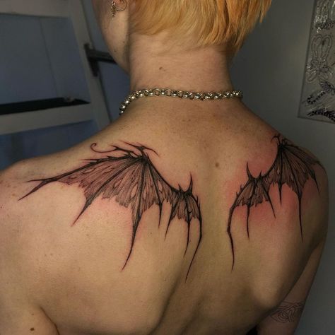 KOALA DI🐉 on Instagram: “Well used wings highly experienced flyer @plkpnn 🦇🦇🦇” Demon Wing Back Tattoo, Dragon Wing Back Tattoo, Dragon Wings Back Tattoo, High Back Tattoo, Dragon Wings Tattoo On Back, Trapped Tattoo, Back Tattoos Wings, Dragon Wing Tattoo, Back Wing Tattoo