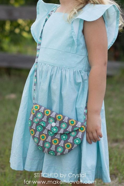 Simple CIRCLE PURSE Tutorial…for Girls! | Make It and Love It | Bloglovin’ Purse Patterns Free, Toddler Purse, Circle Purse, Purse Sewing Patterns, Kids Purse, Purse Tutorial, Fabric Purses, Sewing Purses, Diy Purse