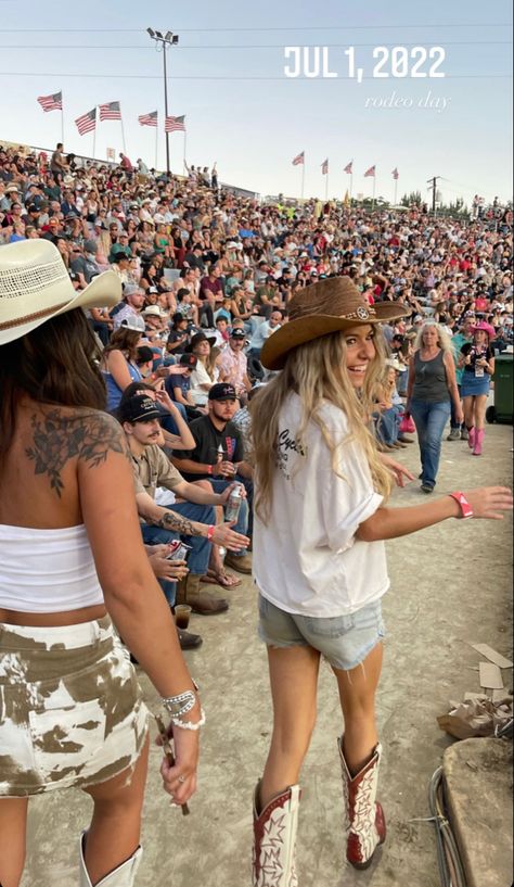 Stampede Outfit, Summer Concert Outfit, Concert Outfit Inspo, Uggs Boots, Concert Outfit Summer, Cowgirl Style Outfits, Country Summer, Fest Outfits, Cute Country Outfits