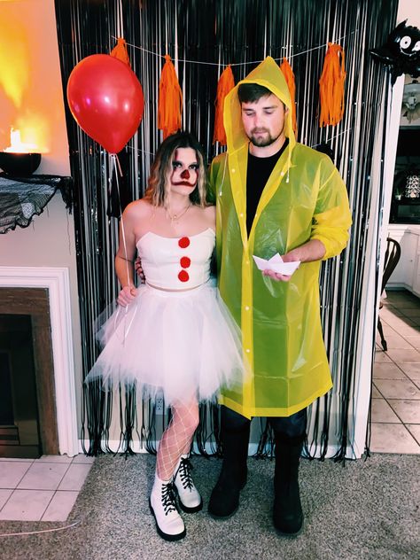 Penny Wise Couple Costume, Penny Wise And Georgie Costume Couple, Penny Wise And Georgie Costume, Pennywise And Georgie Costume Couple, Easy Couples Costumes, Cosplay Couple, Duo Halloween Costumes, Cute Couple Halloween Costumes, Trendy Halloween Costumes