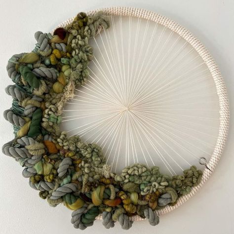 Fiber Artist Creates Beautiful Circular Masterpieces Hoop Weaving Diy, Circular Weaving Loom, Circular Artwork, Art Yarn Weaving, Diy Moss, Circular Weaving, Diy Tapestry, Yarn Weaving, Weaving Loom Diy