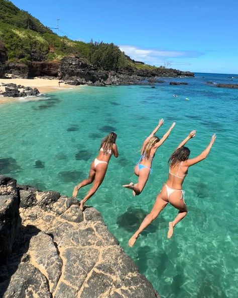 Best Friends At The Beach, Adventure With Friends, Girls Beach Trip, Beach Girl Aesthetic, Cliff Jumping, Summer Picture Poses, Girls Vacation, Beach Friends, Grooming Tips