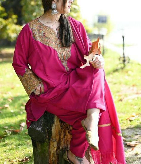 Pheran Designs, Latest Velvet Suit Designs, Kashmiri Suits, New Suit Design, Velvet Suit Design, Colour Combinations Fashion, Velvet Dress Designs, Latest Dress Design, Suit Pattern