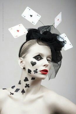 Poker Girl Dress up a funky head piece with cards and paint your face to match. It would also work well for an alice in wonderland themed party. Carnaval Make-up, Costumes Faciles, Halloweenský Makeup, Diy Halloween Costume, White Makeup, Poker Face, Costume Diy, Halloween Make Up, Halloween Inspiration