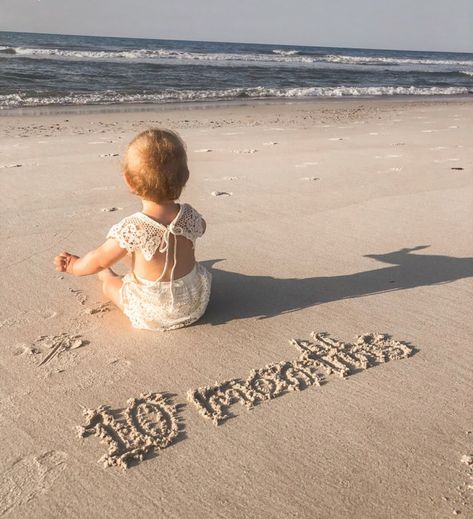 Beach 6 Month Pictures, Mom And Baby Beach Photos, Goa Pics, Baby Beach Photos, Beach Setup, Playa Ideas, 6 Month Pictures, Baby Vacation, 6 Month Photos