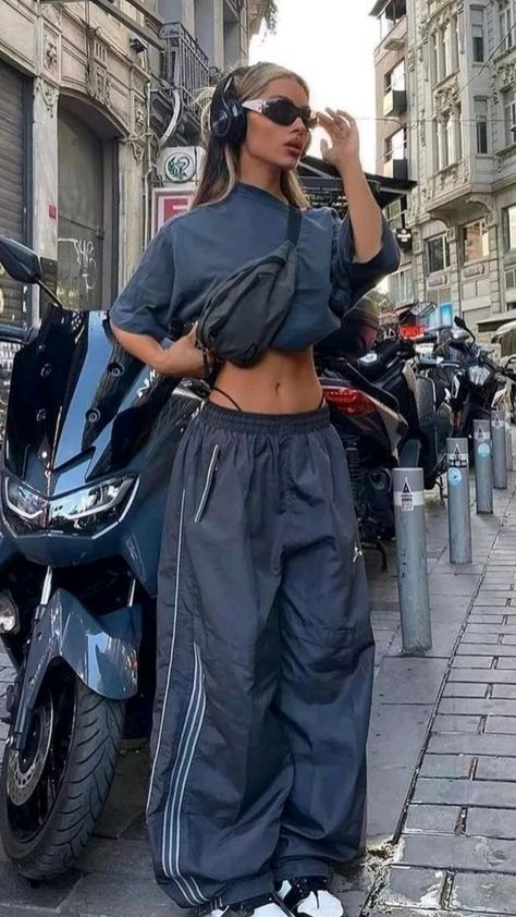 #BEAUTY ,#REALATIONSHIPS #Fashion #Outfits #Winter Outfits #Animals Y2k Fashion Whale Tail, Oversized Tracksuit Outfit Women, Whale Tail Outfit, Cool Girl Outfits, Jeans Streetwear, Streetwear Girl, Trendy Outfit Ideas, Fall Outfit Ideas, Trendy Fall Outfits