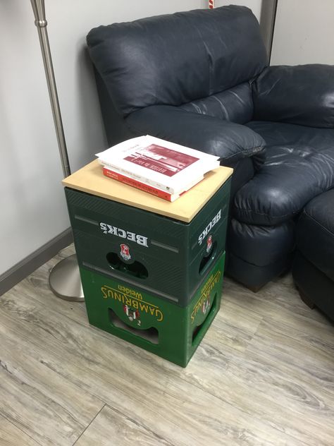 Two stacked beer crates = perfect height for chair side table. Decorating Dorm, Hipster Cafe, Luxury Birthday Party, Crate Decor, Floor Desk, Beer Crate, Beer Case, Beer Box, Crate Table