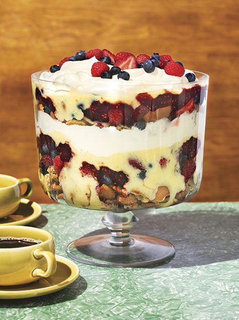 The solution for leftover cookies: Last Chance Cookie Trifle - Cottage Life Mixed Berry Shortcake, Summer Party Desserts, Shortcake Trifle, Bird's Custard, Christmas Trifle, Berry Shortcake, Custard Sauce, Trifle Bowl, Trifle Desserts