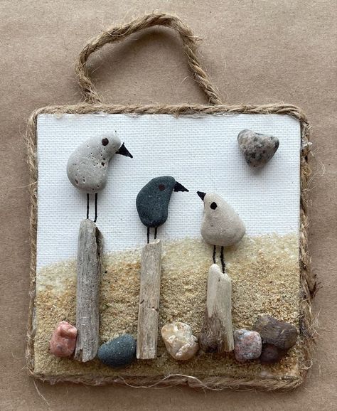 Beach Rocks Crafts Sea, What To Do With Rocks From The Beach, Beach Rock Crafts Ideas, Sea Stone Art, Rocks And Shells Craft, Beach Rocks Crafts Diy, Sea Rocks Crafts, Driftwood And Rocks Ideas, Beach Pebble Art Ideas