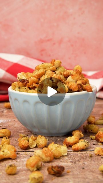 Planet Food on Instagram: "AIR FRYER BEANS! 😍 If you’re loving the cannellini bean hype at the moment then you have to try these crispy, crunchy air fryer cannellini benas! It’s the perfect healthy snack and SO simple to make! 🤩

🫘 Rinse and drain 1 can of cannellini beans & dry on paper towel for around 10 mins
✨ Add the Beans to an air-fryer and drizzle over olive oil to coat
🫘 Season with 1 tsp each of oregano, basil, and thyme, adding salt and pepper to taste
✨ Give the beans a good mix then Air-fry 10 - 12 mins @ 200C (shake basket frequently)
🫘 Serve in a bowl as a snack, in salads or as a soup topping

#airfryer #britishfood #AirFryerRecipes #british #easyrecipe #quickrecipes #easyrecipes #foodhack #crispysnacks #snackhack #airf#airfryers #highprotein #cannellinibeans #beans #f Airfryer Snacks, Cannellini Beans Recipes, Cannellini Bean, Bean Snacks, Healthier Eating, Air Fryer Recipes Easy, Air Fryer Recipes Healthy, Cannellini Beans, British Food