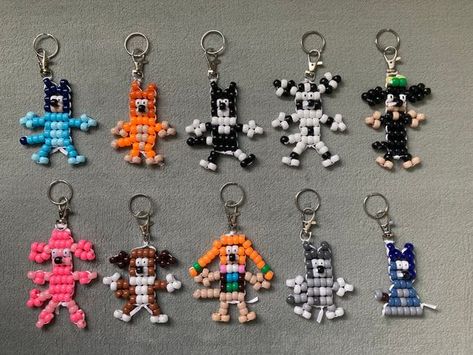 Bluey Inspired Beaded Keychain #BeadingPatterns #BeadPattern #BeadPatternsFree #BeadPatternIdeas Beady Buddies, Beaded Keychains Patterns, Bead Pets, Ribbon Lanyard, Bead Lizard, Pony Bead Animals, Pony Bead Projects, Bead Animals, Pony Bead Crafts