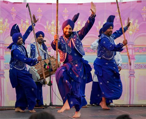 Bhangra, folk dance of the Punjab region of Pakistan and India. Punjab Culture, Bhangra Dance, Dance Of India, Punjabi Culture, Dancer Wear, Types Of Dancing, Traditional Dance, India And Pakistan, Folk Dance