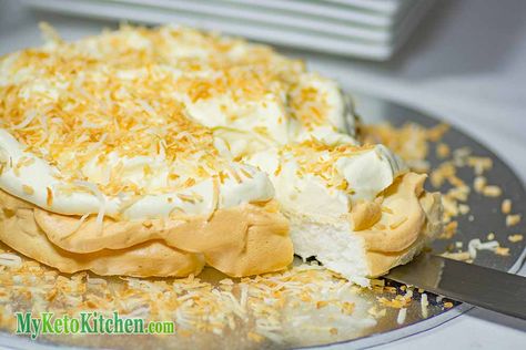 Our Keto Pavlova is very light and delicate when compared to the traditional carb loaded pavlova. This pavlova has a crisp outer and soft marshmallow inside Keto Pavlova, Coconut Pavlova, Pavlova Recipe Easy, Meringue Dessert, Budget Desserts, Keto Egg Recipe, Weekly Recipes, Creamy Cauliflower Soup, Keto Kitchen