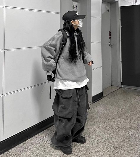 Oversized Edgy Outfit, Baggy Clothing Reference, Big Clothes Aesthetic, Baggie Outfits Aesthetic, Big Jacket Outfits Street Style, Korean Baggy Outfits, Baggie Outfit, Tomboy Streetwear, Feminine Style Casual