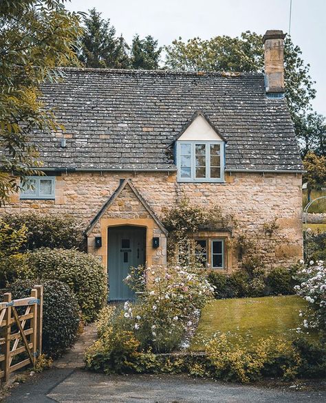 Sunshine On My Shoulders, Cottagecore Home Decor, Cute Cottages, Cotswolds Cottage, Cottagecore Home, Casa Country, Cottage Exterior, Dream Cottage, Countryside House