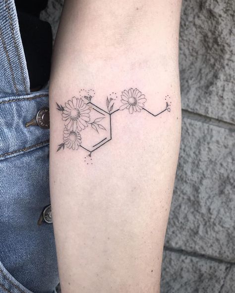 Äriel Niräkära on Instagram: “The structure for Dopamine with Daisies 👩🏻‍🔬🌼” Dopamine Tattoo Flower, Dopamine Molecule Tattoo, Chemical Structure Tattoo, Serotonin Molecule Tattoo, Dopamine Tattoo, Psychology Tattoo, Serotonin Tattoo, Science Tattoo, Science Tattoos