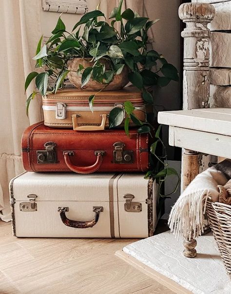 How To Decorate With Old Suitcases Vintage Luggage, Leather Suitcase Decor, Old Luggage Decor, Vintage Luggage Table, Stacked Suitcases Decor, Old Suitcase Decor Ideas, How To Decorate With Old Suitcases, Vintage Suitcases Decor, Decorating With Suitcases