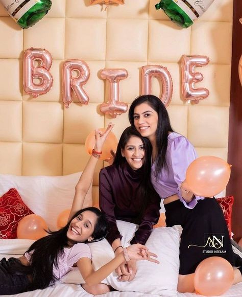 Bride To Be Poses For Bride With Friends, Bride To Be Photoshoot Ideas, Pelli Photos, Bride To Be Poses, Bride To Be Photoshoot With Friends, Bachelorette Poses, Bride To Be Photoshoot, Bestie Poses, Bride To Be Decorations