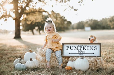 November Mini Session Ideas, Pumpkin Fall Mini Session, Fall Kid Picture Ideas, Boho Fall Mini Session Ideas, Fall Outdoor Mini Session Ideas, Fall Picture Set Up, Fall Photo Shoot Set Up, Fall Mini Shoot Ideas, Photography Set Up Outdoor