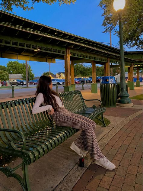 Bench Poses Instagram, Park Photo Ideas Aesthetic, Park Picture Ideas Instagram, Park Instagram Pictures, Park Photoshoot Ideas Instagram, Aesthetic Park Pictures, Bench Photoshoot, Park Photoshoot Ideas, Playground Photo Shoot