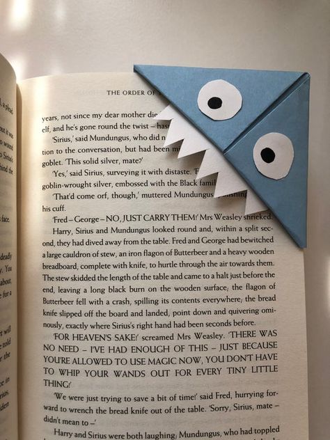 Bookmarks Origami, Monster Bookmark, Homemade Bookmarks, Diy Marker, Origami Bookmarks, Geometric Origami, Origami Bookmark, Felt Bookmark, Corner Bookmark