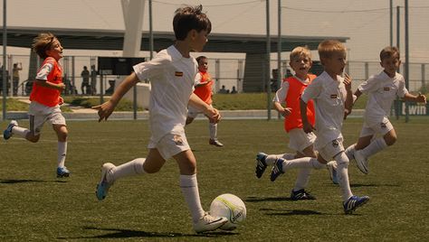 Soccer Techniques, Soccer Training Program, Soccer Training Drills, Soccer Camp, Real Madrid Soccer, Summer Camps For Kids, Girls Soccer, Team Effort, Soccer Skills