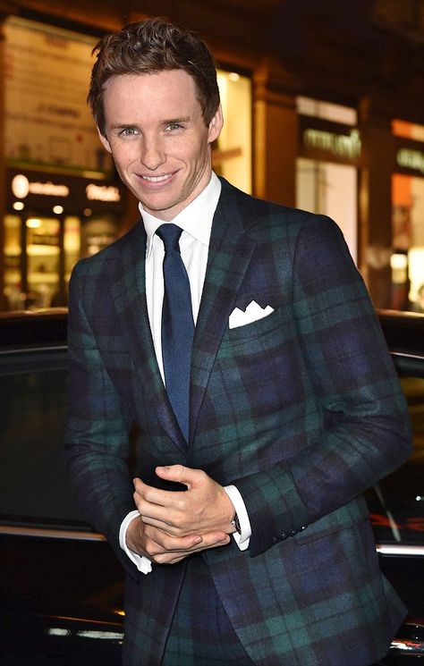 Eddie Redmayne rocks a Blackwatch tartan suit at the Turin Film Festival.  HE reminds me of a young Charlton Heston! Tartan Blazer, Tartan Suit, Flannel Suit, Formal Tuxedo, Suits Men Business, Black Watch Tartan, Checked Suit, Stylish Suit, Eddie Redmayne