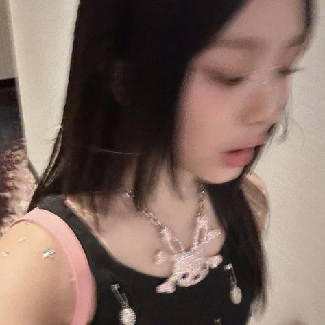 newjeans hanni blurry selca icon On Twitter, Twitter, Silver, Pink, Black