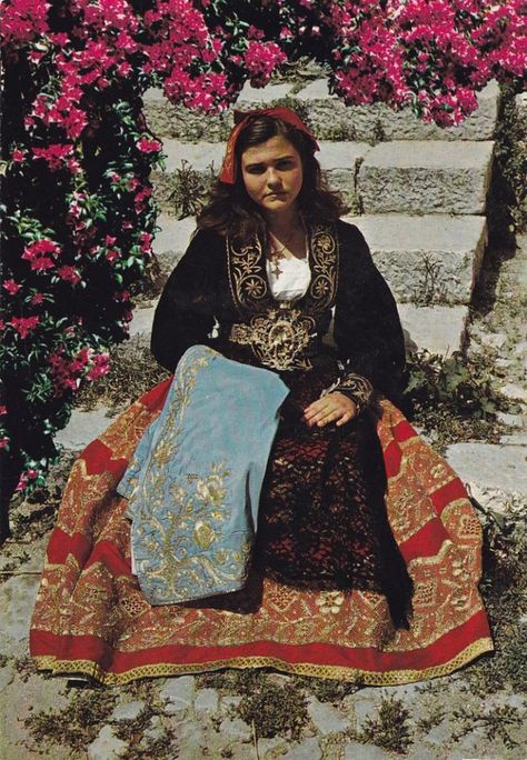 Arbëresh costume, Piana degli Albanesi Sicilian Clothing, Traditional Italian Clothing, Sicilian Women, Albanian Clothing, European Costumes, Albanian Culture, German Folk, Folk Clothing, Culture Clothing