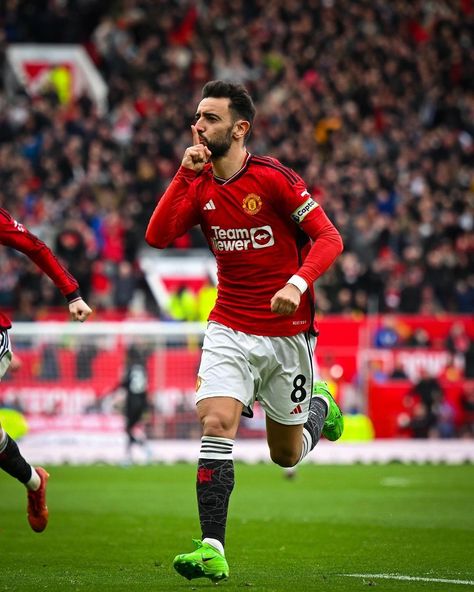 Manchester United Old Trafford, Scary Photos, United Wallpaper, Football Players Photos, Manchester United Team, Bruno Fernandes, Manchester United Legends, Pallet Bed, Soccer Pictures