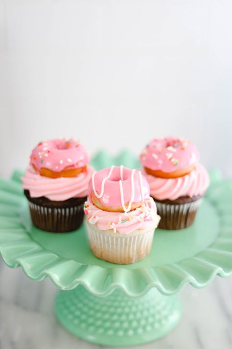 Donuts + Cupcakes in any combination are a match made in heaven! Today we are sharing a fun recipe to make mini donut topped cupcakes…the perfect addition for any party or just because. Recip… Donut Grow Up Party, Donut Party Decorations, Donut Theme Party, Doughnut Party, Donut Cupcakes, Donut Themed Birthday Party, Grown Up Parties, Birthday Donuts, Donut Birthday Parties