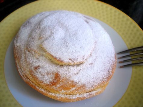 Receta de ensaimada Puerto Rican Recipes, Sweet Bread, Traditional Food, Flan, Sans Gluten, Gourmet Recipes, Mexican Food Recipes, Delicious Desserts, Donuts