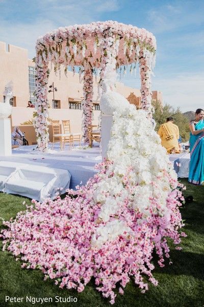 Peacock Flower Decoration, Outdoor Indian Wedding Mandap, Floral Mandap Decor, Vidhi Mandap, Indian Wedding Mandap, Flower Peacock, Indian Wedding Theme, Mandap Design, Wedding Stand