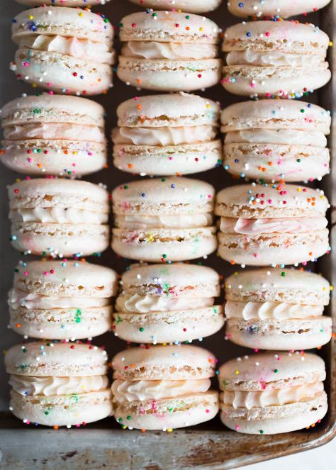 Homemade Cake Batter Macarons that taste like cake batter straight from the bowl. Plus, there's SPRINKLES! Kue Macaroon, Funfetti Cupcakes, Broma Bakery, Macaron Cookies, Macaroon Recipes, Macaron Recipe, Tea Cakes, Cake Batter, Homemade Cakes